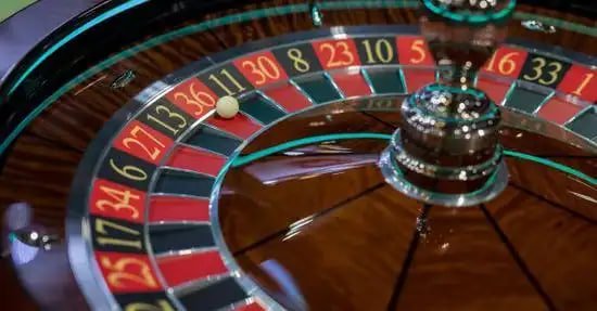 Pengguna Indonesia mengakses platform holybet dalam Bahasa Indonesia di ponsel mereka