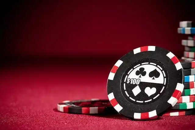 Pengguna Indonesia melakukan deposit di holybet menggunakan aplikasi perbankan digital di ponsel dengan antarmuka yang mudah digunakan