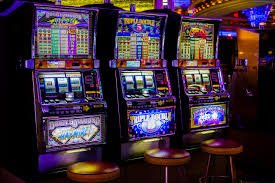 Berbagai perangkat ponsel dan tablet menampilkan antarmuka holybet yang responsif